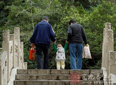 严重的腹泻可引起脱水和身体电解质紊乱，危及生命也绝不是危言耸听，尤其是老人和儿童