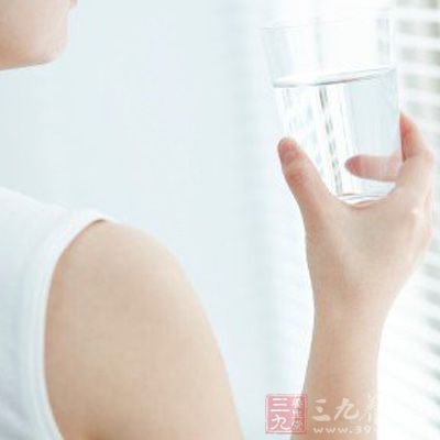 大量饮水：保持尿量〉200ml/日