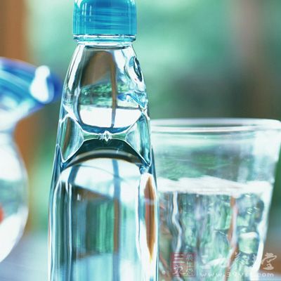 喝酒时可以混合其他饮料