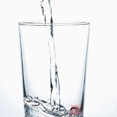 适量饮水或喝汤减肥