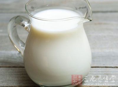 过期发酸的牛奶要用清水稀释后，再洒到复合木地板上用拖把擦拭