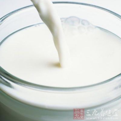 用清水把衣服清洗干净，再倒入过期发酸的牛奶轻轻搓洗