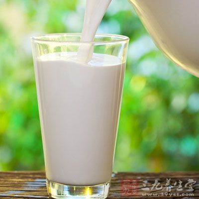 酸奶中含有大量的乳酸,作用温和 酸奶中含有大量的乳酸,作用温和