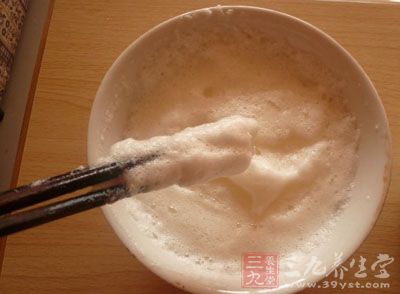 也可用麥片、蛋白加蜂蜜制成面膜敷面