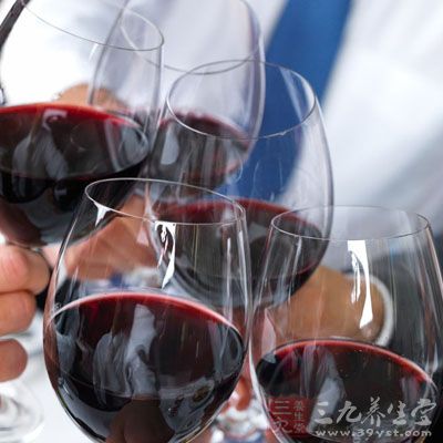 所以不会表现出脸红的症状