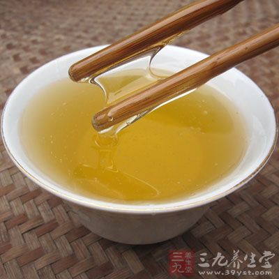 用蜂蜜和燕窩一起煎水喝，可達(dá)到美容養(yǎng)顏的效果