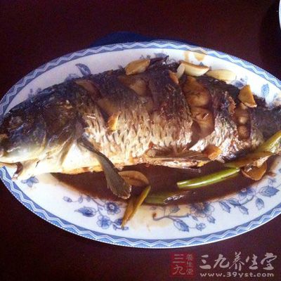 鯉魚、蔥姜蒜、淀粉、紅辣椒、白酒、醋