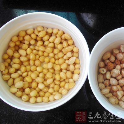 黄豆、大米、香菇等食物中含有丰富的B族维生素