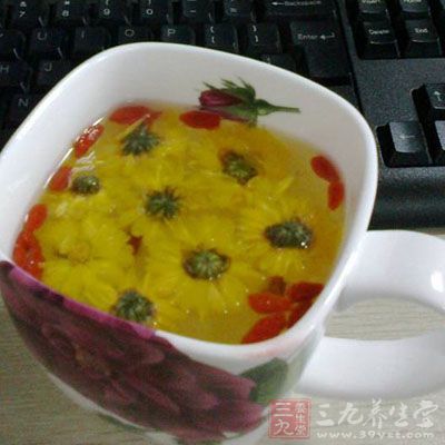 饮菊花茶时可在茶杯中放入几颗冰糖