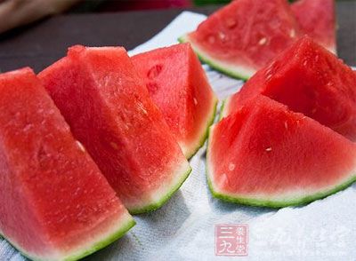 黄梅天里天气湿闷，要少吃西瓜、黄瓜、香瓜这些&ldquo;驻湿&rdquo;瓜果