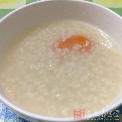 如大米粥，面片湯，并可適量選用饅頭干等