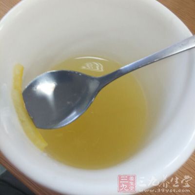 白巧克力。白巧克力不算真正意义上的巧克力，其中不含固体可可粉