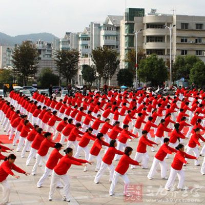 张春丽广场舞 跳这种舞步可以减肥瘦身