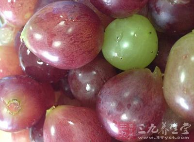 葡萄等可以防止黑色素的形成