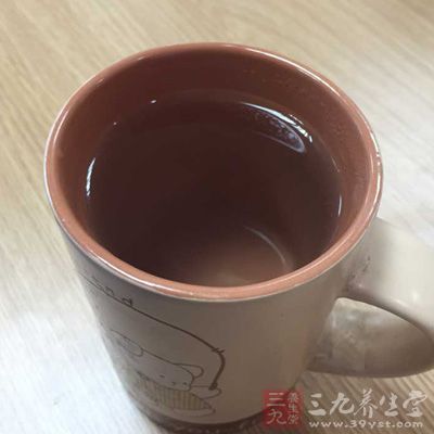 每天要喝足八杯水