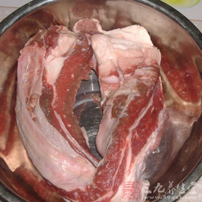 將牛肉和剩余的肉湯一起倒入容器中保存