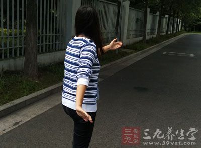 迈步如临深渊，腰胯带领下肢