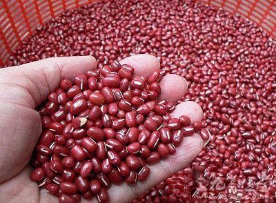 红豆被称为赤小豆，和薏米相比，也有健脾胃、消水肿的作用