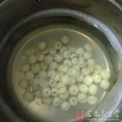 將蓮子發(fā)漲后在水中用刷子將表皮擦去