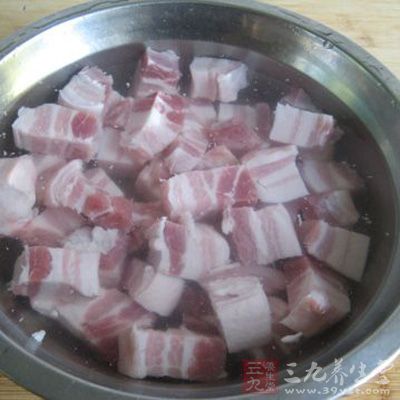 豬肉性平味甘，有潤(rùn)腸胃、生津液、補(bǔ)腎氣、解熱毒的功效