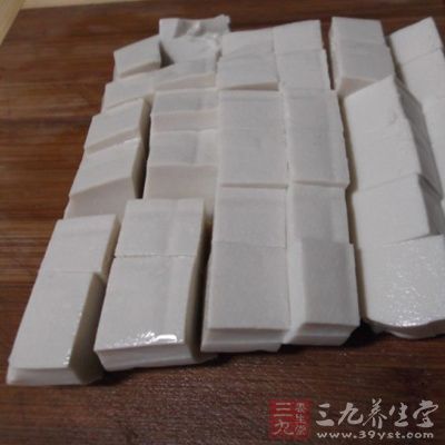 鳕鱼化冻后洗净切块，豆腐切块