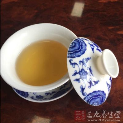 饮茶讲究四季有别，曾有“夏饮绿，冬饮红，一年到头喝乌龙”的说法