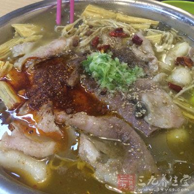 因此，大魚(yú)大肉、油膩醇厚的飲食不宜多吃