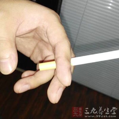 吸煙不但會傷害人體的呼吸系統(tǒng)，對胃的損傷也不可小視。吸煙過多的人往往更容易患上胃炎，這是因為煙草中的尼古丁會傷害胃黏膜。