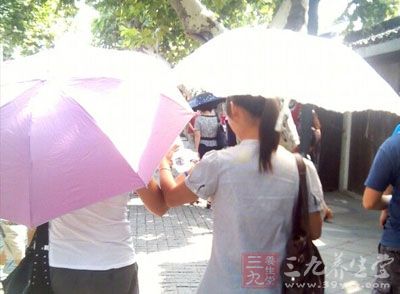 随着汗液蒸发，很多热量就被带走了