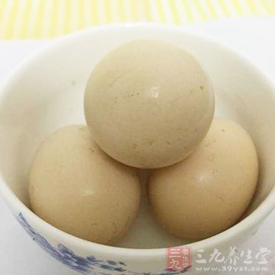 高蛋白質(zhì)食物一般有：雞蛋、牛奶等