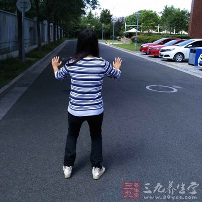 因为跳健身操后身体处于亢奋状态,无法进入瑜伽要求的冥想状态 因为跳健身操后身体处于亢奋状态,无法进入瑜伽要求的冥想状态