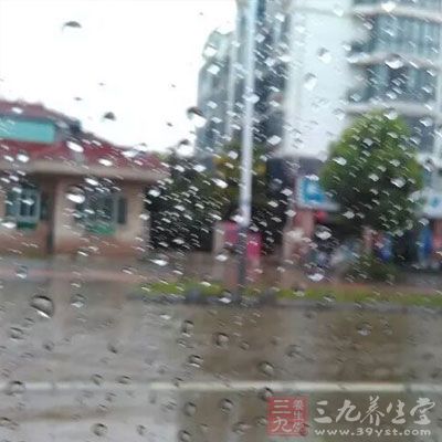 生活中，不要淋雨，尽量避开潮湿的环境