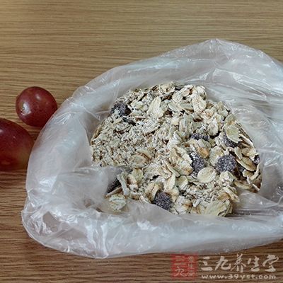 麦片富含纤维，可减慢胃的吸收速度