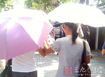 夏日气温高，暑热邪盛，人体心火较旺