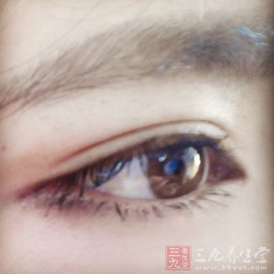 像眼保健操第三节一样，按太阳穴、轮刮眼眶