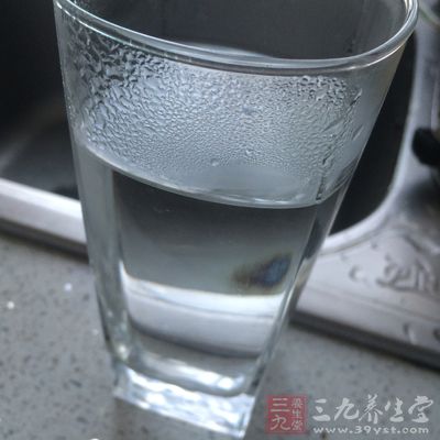 练习开始前20分钟喝一大杯水