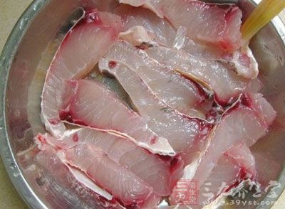 鱼切片，鱼头剖两半，生姜拍烂放入鱼中，加入干淀粉调均匀