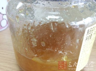 蜂蜜适量。用法：水调顿服1 碗，或加少量姜汁顿服