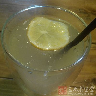 將檸檬攪汁，加冰糖適量飲用