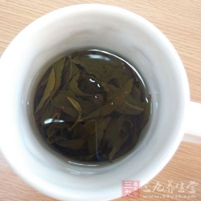 綠茶中含有茶多酚、咖啡堿、葉綠素以及強(qiáng)力抗氧化物質(zhì)-兒茶素，所以綠茶具有抗癌的作用