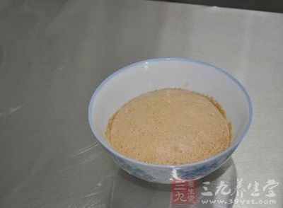 部分温开水先将酵母活化