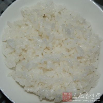 用茶水蒸米饭，可使米饭色、香、营养俱佳