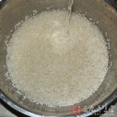在蒸剩饭时，放入少量食盐水，即能去除米饭异味
