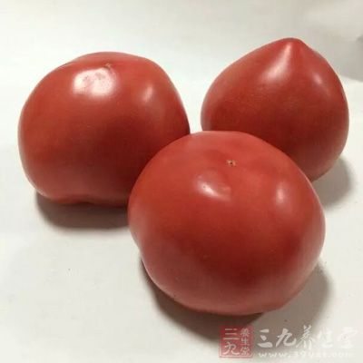 番茄中含丰富的番茄红素，具有独特的抗氧化能力，能清除自由基，保护细胞