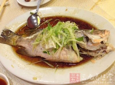 在魚上澆熱油后，淋上蒸魚豉油100ml上碟