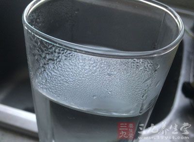 一定要注意预防脱水、多喝水