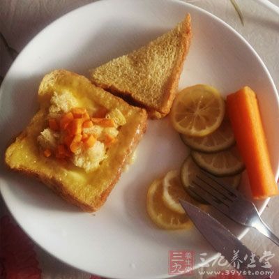 少吃多餐：一顿饭吃的东西不宜过多