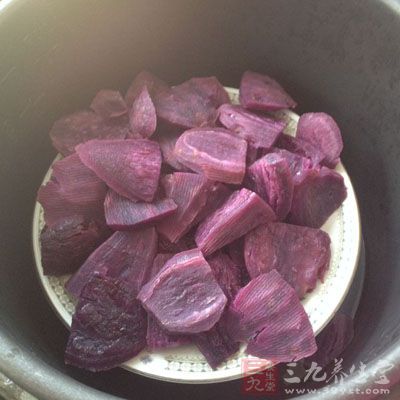 紫薯去皮，切厚块，蒸笼蒸熟