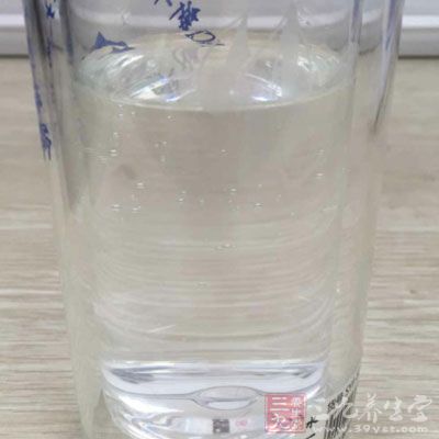 要鼓勵患者多飲水，每日至少飲3000毫升