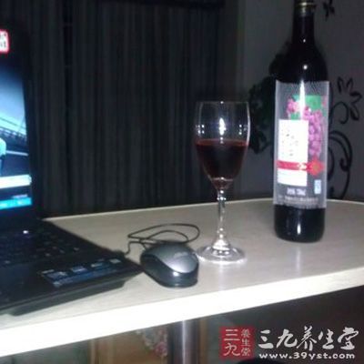 葡萄酒中含有糖、氨基酸、维生素、矿物质